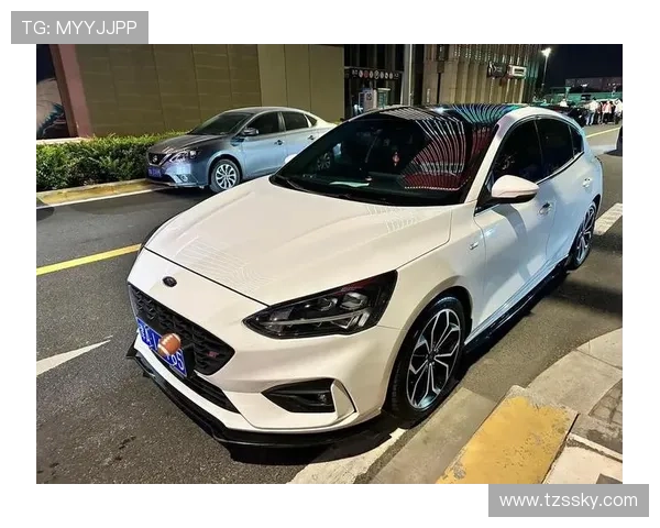 1.5T+8AT自动挡，空间表现超同级的合资轿车，带你看福特福克斯